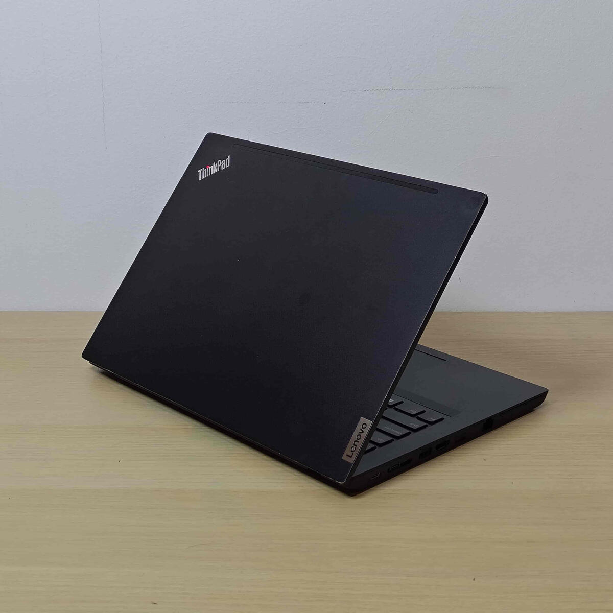 Lenovo Thinkpad L14G1 Belakang Kiri Lenovo Thinkpad L14G1 Belakang Kiri Butik Laptop